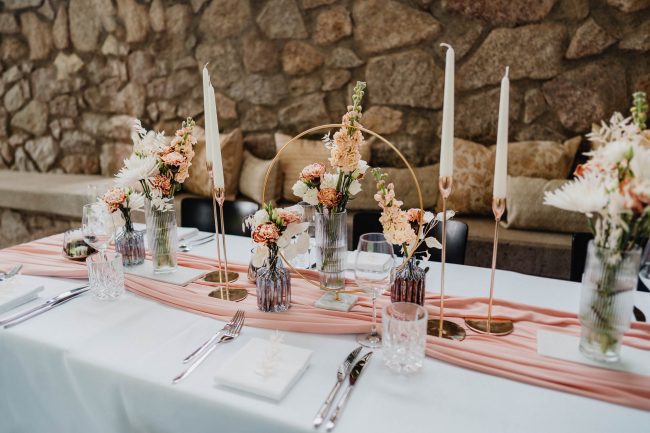 Hochzeit im Schloss Neuweier bei Baden-Baden fotografiert von Lisa&Andi Photography. Mitglied der Blackforest-Wedding-Crew. Hochzeitsdekoration Dekokonzept von Wundertoll die Eventwerkstatt.