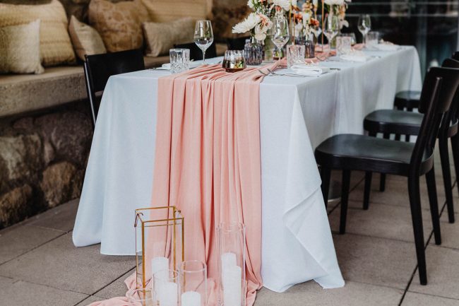 Hochzeit im Schloss Neuweier bei Baden-Baden fotografiert von Lisa&Andi Photography. Mitglied der Blackforest-Wedding-Crew. Hochzeitsdekoration Dekokonzept von Wundertoll die Eventwerkstatt.