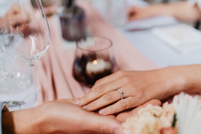 Hochzeit im Schloss Neuweier bei Baden-Baden fotografiert von Lisa&Andi Photography. Mitglied der Blackforest-Wedding-Crew. Hochzeitsdekoration Dekokonzept von Wundertoll die Eventwerkstatt.