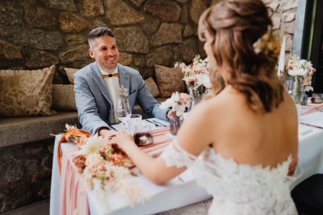 Hochzeit im Schloss Neuweier bei Baden-Baden fotografiert von Lisa&Andi Photography. Mitglied der Blackforest-Wedding-Crew. Hochzeitsdekoration Dekokonzept von Wundertoll die Eventwerkstatt.