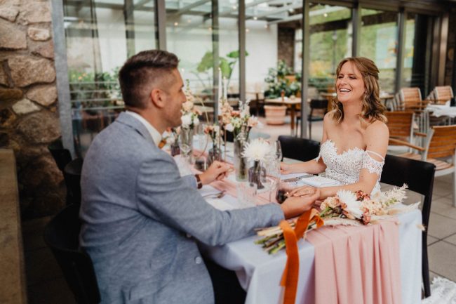 Hochzeit im Schloss Neuweier bei Baden-Baden fotografiert von Lisa&Andi Photography. Mitglied der Blackforest-Wedding-Crew. Hochzeitsdekoration Dekokonzept von Wundertoll die Eventwerkstatt.