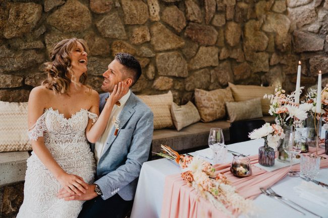 Hochzeit im Schloss Neuweier bei Baden-Baden fotografiert von Lisa&Andi Photography. Mitglied der Blackforest-Wedding-Crew. Hochzeitsdekoration Dekokonzept von Wundertoll die Eventwerkstatt.