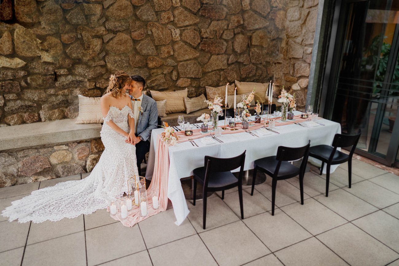 Hochzeit im Schloss Neuweier bei Baden-Baden fotografiert von Lisa&Andi Photography. Mitglied der Blackforest-Wedding-Crew. Hochzeitsdekoration Dekokonzept von Wundertoll die Eventwerkstatt.