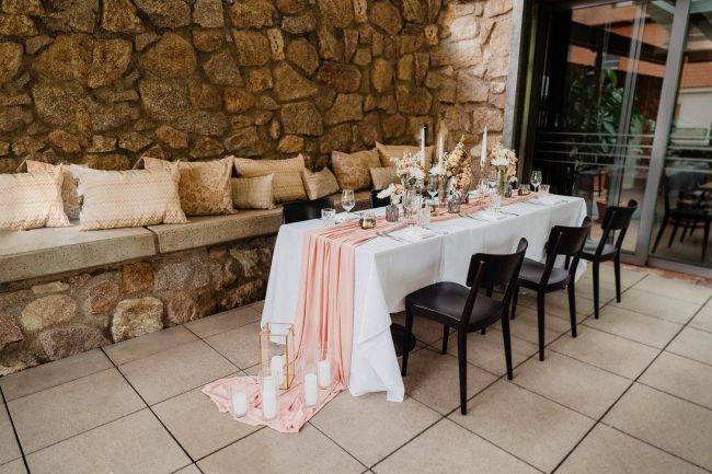 Hochzeit im Schloss Neuweier bei Baden-Baden fotografiert von Lisa&Andi Photography. Mitglied der Blackforest-Wedding-Crew. Hochzeitsdekoration Dekokonzept von Wundertoll die Eventwerkstatt.