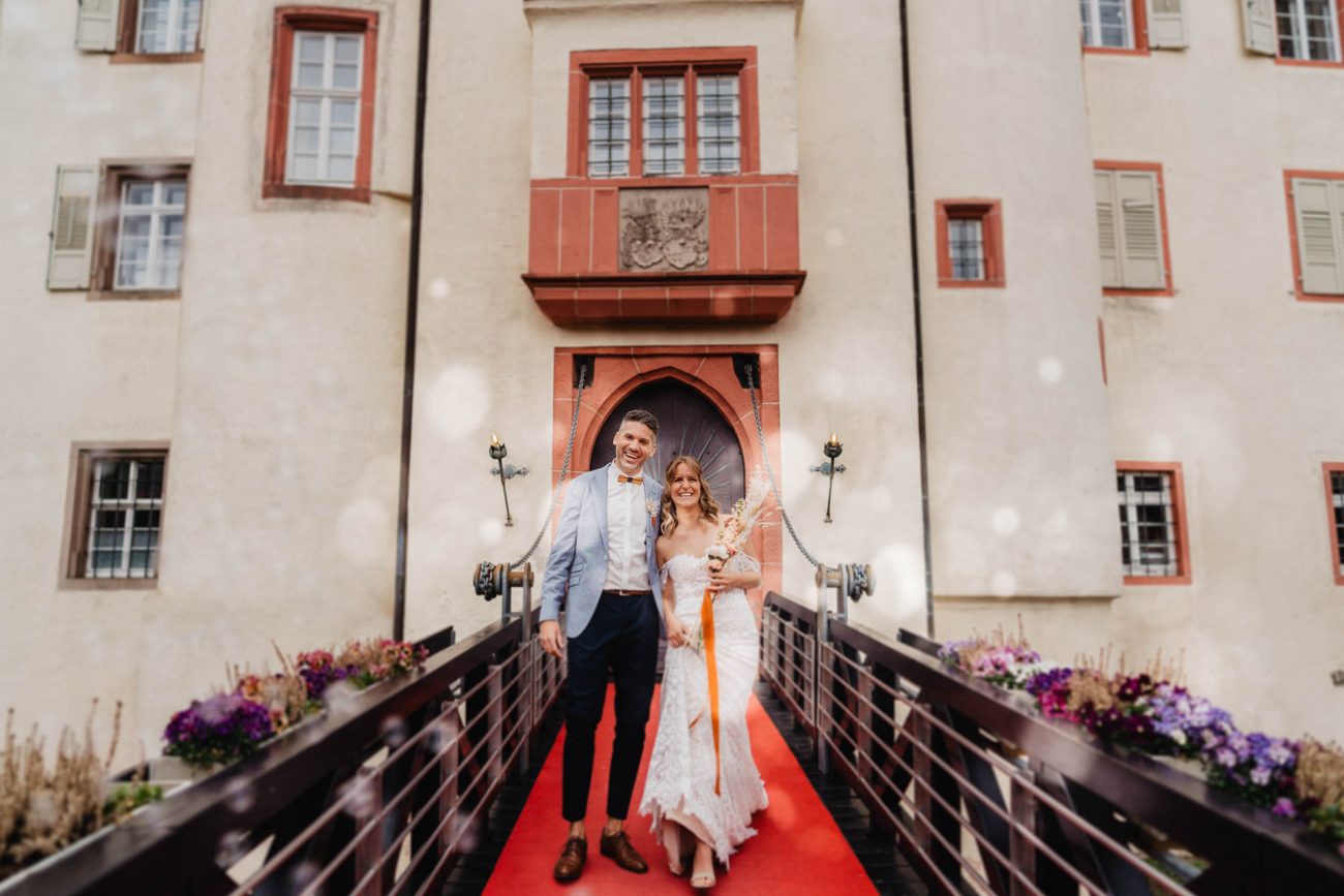 Hochzeit im Schloss Neuweier bei Baden-Baden fotografiert von Lisa&Andi Photography. Mitglied der Blackforest-Wedding-Crew. Hochzeitsdekoration Dekokonzept von Wundertoll die Eventwerkstatt.
