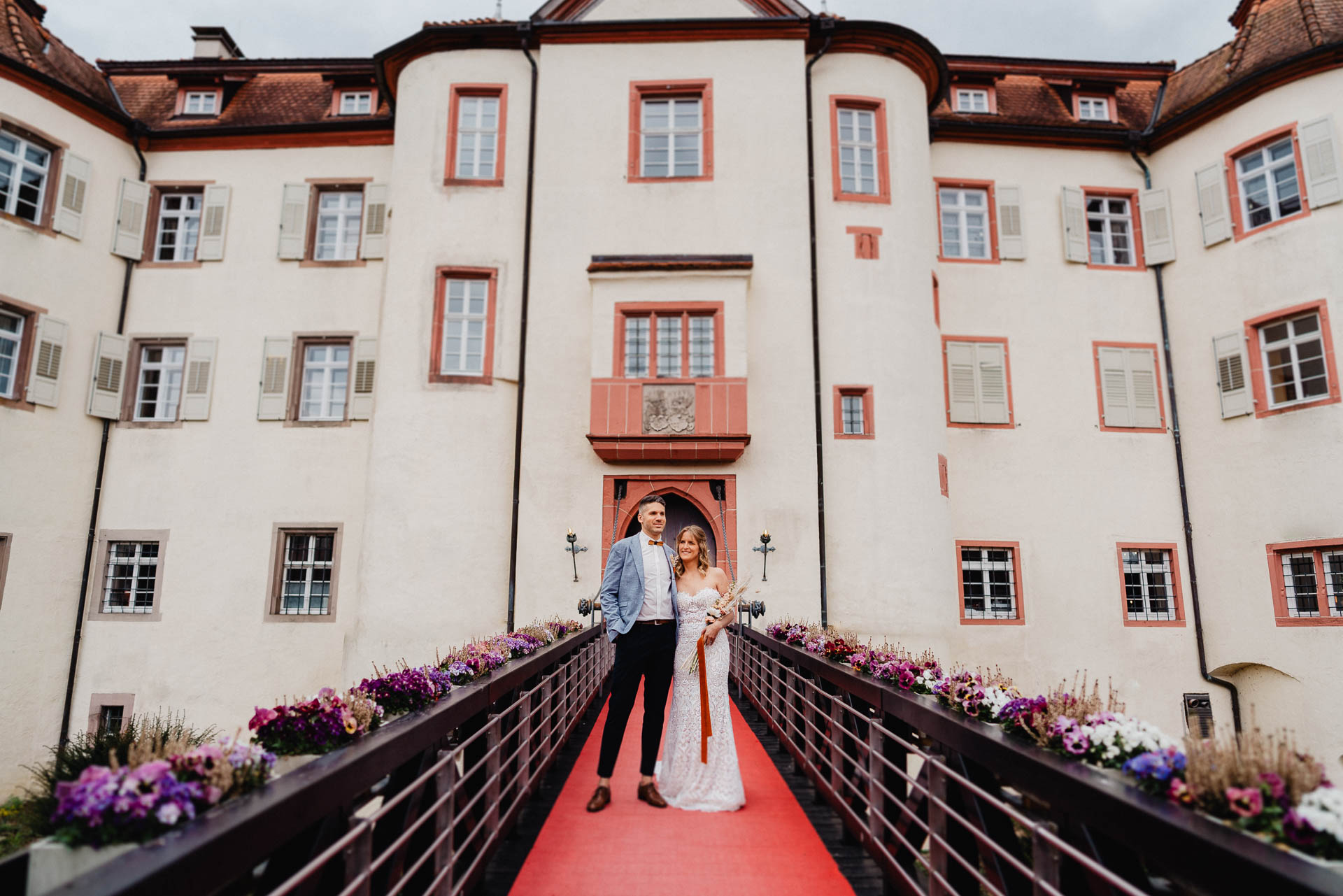 Hochzeit im Schloss Neuweier bei Baden-Baden fotografiert von Lisa&Andi Photography. Mitglied der Blackforest-Wedding-Crew. Hochzeitsdekoration Dekokonzept von Wundertoll die Eventwerkstatt.
