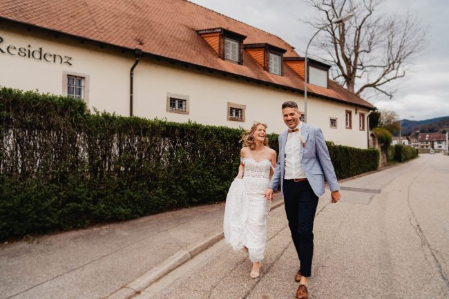 Hochzeit im Schloss Neuweier bei Baden-Baden fotografiert von Lisa&Andi Photography. Mitglied der Blackforest-Wedding-Crew. Hochzeitsdekoration Dekokonzept von Wundertoll die Eventwerkstatt.