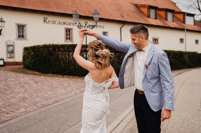 Hochzeit im Schloss Neuweier bei Baden-Baden fotografiert von Lisa&Andi Photography. Mitglied der Blackforest-Wedding-Crew. Hochzeitsdekoration Dekokonzept von Wundertoll die Eventwerkstatt.