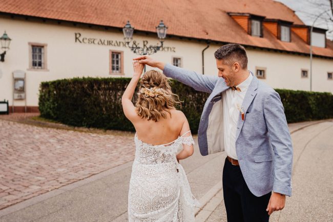 Hochzeit im Schloss Neuweier bei Baden-Baden fotografiert von Lisa&Andi Photography. Mitglied der Blackforest-Wedding-Crew. Hochzeitsdekoration Dekokonzept von Wundertoll die Eventwerkstatt.